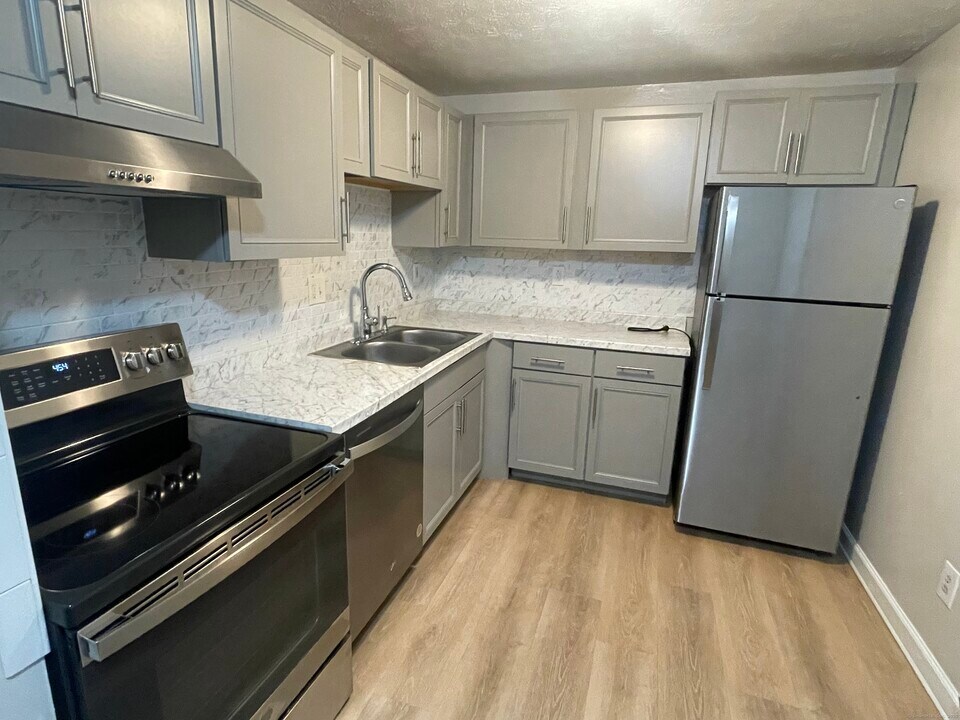 949 Pleasant Valley Rd in South Windsor, CT - Building Photo