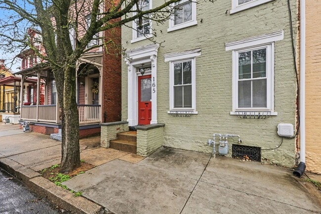 165 E Pomfret St in Carlisle, PA - Building Photo - Building Photo