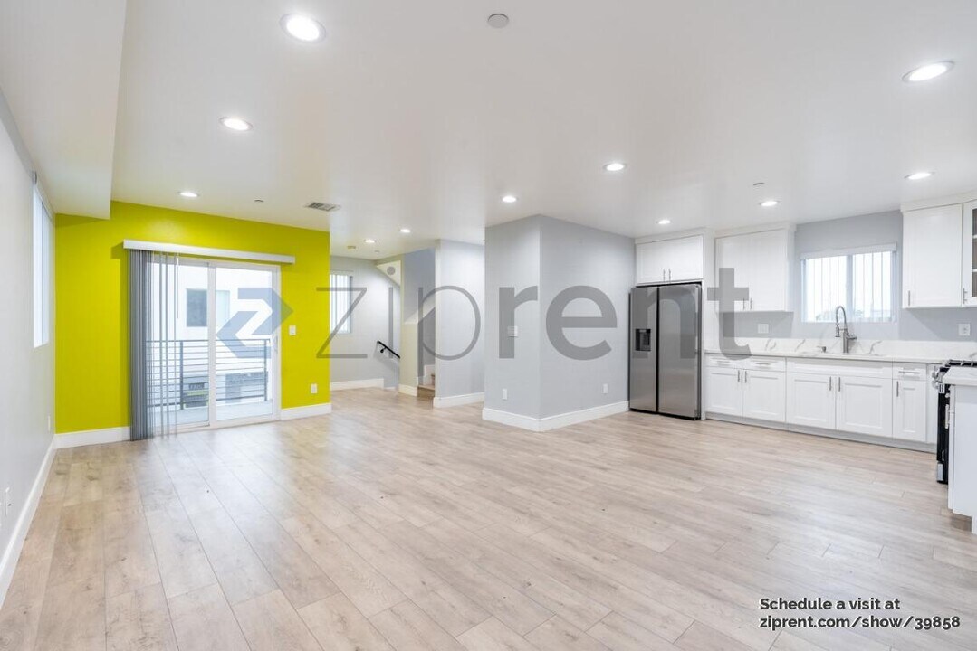 232 E Gage Ave in Los Angeles, CA - Building Photo