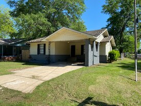 802 E 4th St in Mount Pleasant, TX - Building Photo