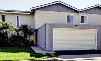 341 Riviera Dr in Costa Mesa, CA - Building Photo