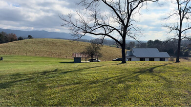 124 Harrington Hollow Rd in Bluff City, TN - Foto de edificio - Building Photo