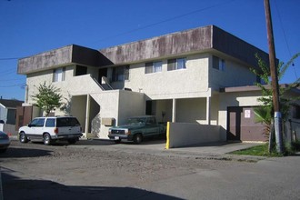 Sanger Place in San Diego, CA - Foto de edificio - Building Photo