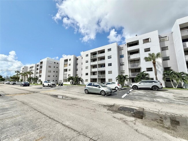 8075 NW 7th St in Miami, FL - Building Photo - Building Photo