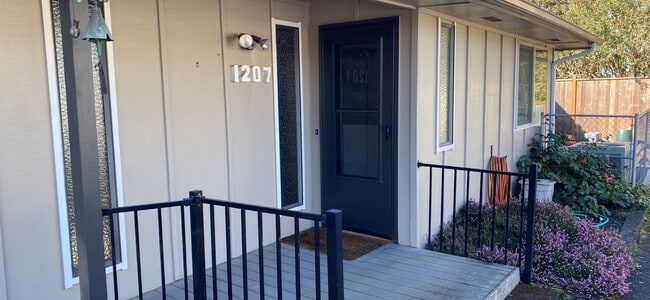 1205 Clinton Dr in Eugene, OR - Building Photo - Building Photo