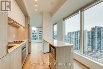 395 Square One Dr in Mississauga, ON - Building Photo - Building Photo