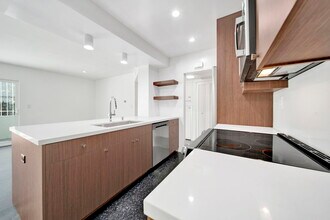 7767 Hollywood Blvd, Unit 105 in Los Angeles, CA - Foto de edificio - Building Photo