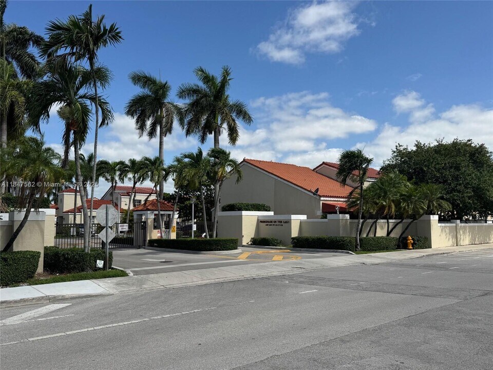6405 SW 132nd Ct Cir in Miami, FL - Building Photo