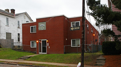 828 Rebecca Ave in Wilkinsburg, PA - Foto de edificio - Building Photo