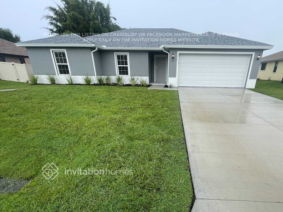 1355 Maracaibo St in Port Charlotte, FL - Building Photo