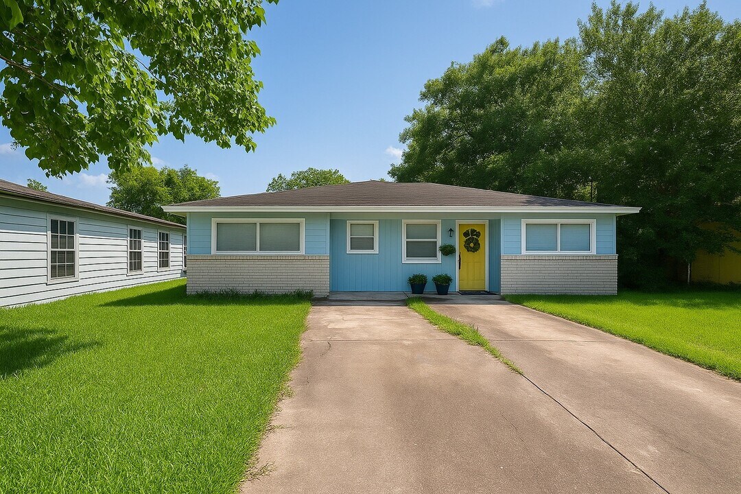 610 N Vionett Ln in Texas City, TX - Building Photo