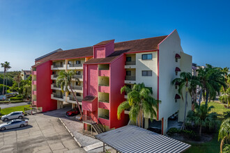 Lighthouse Harbor Marina in South Pasadena, FL - Foto de edificio - Building Photo