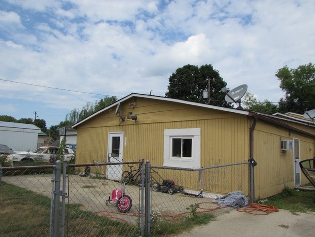 2352 S St Rd 67 in Paragon, IN - Foto de edificio - Building Photo