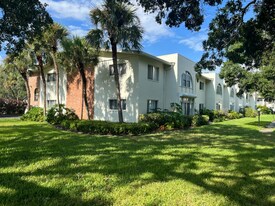 4480 Overlook Dr NE, Unit 27 in St. Petersburg, FL - Building Photo