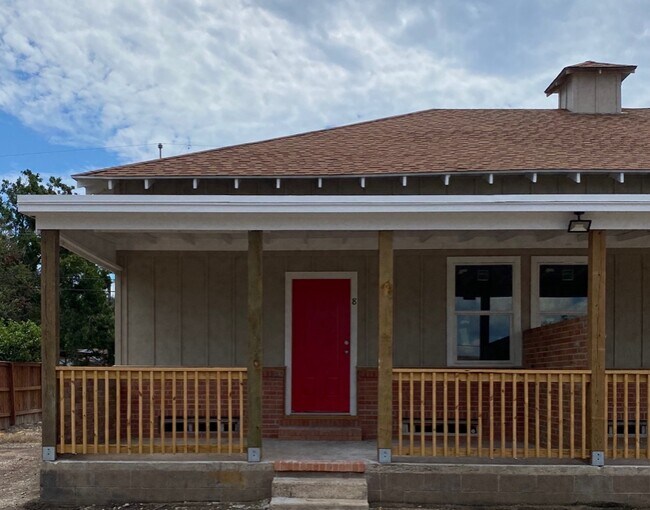 907 Magnusson Ave in Palacios, TX - Building Photo - Building Photo