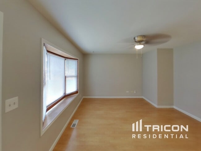 4 Joyce Ln in Streamwood, IL - Foto de edificio - Building Photo