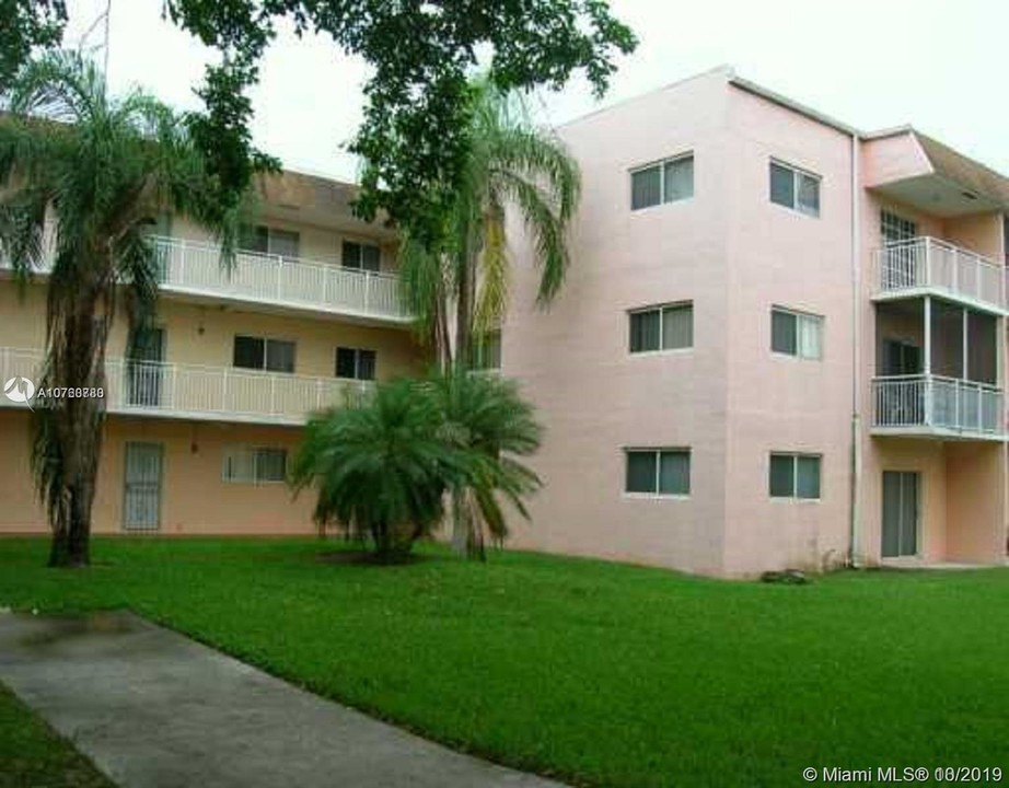 11311 SW 200th St-Unit -210-D in Miami, FL - Foto de edificio