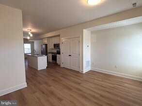 113 W North St in Charles Town, WV - Foto de edificio - Building Photo