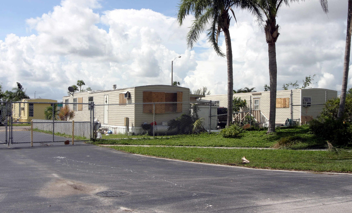 Marlboro Court in West Palm Beach, FL - Building Photo