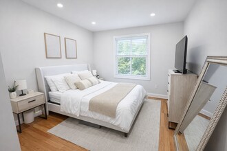 910 E 4th St, Unit 2 in Boston, MA - Foto de edificio - Building Photo