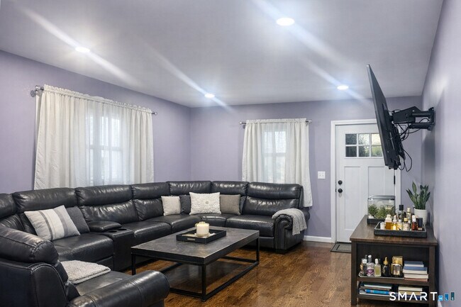 587 Brooks St in Bridgeport, CT - Building Photo - Building Photo