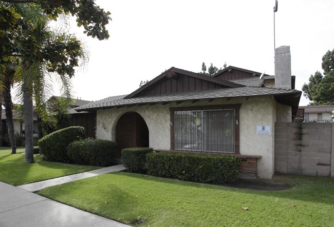 Delano Apartments in Anaheim, CA - Foto de edificio - Building Photo