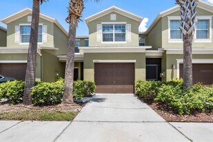 2044 Hawks View Dr in Ruskin, FL - Building Photo