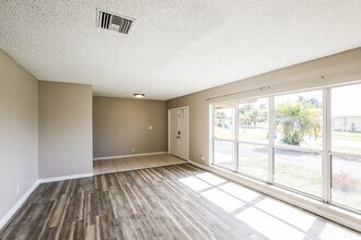 7401 NW 84th St in Tamarac, FL - Building Photo - Building Photo