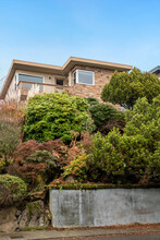 110 W Kinnear Pl in Seattle, WA - Building Photo - Building Photo