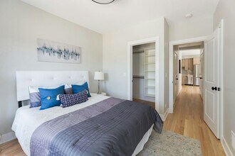 2457 W Logan Blvd in Chicago, IL - Building Photo - Building Photo