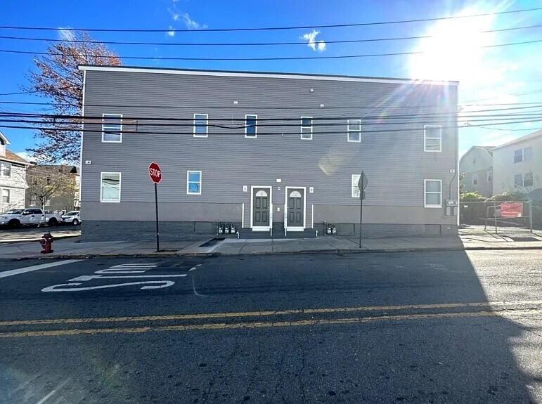 558 Court St, Unit 1L in Elizabeth, NJ - Foto de edificio