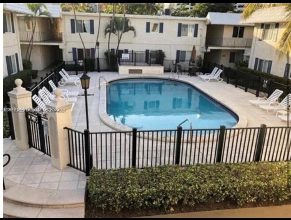 8601 SW 68th Ct-Unit -2 in Pinecrest, FL - Building Photo