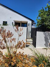 8102 Paso Robles Ave in Los Angeles, CA - Foto de edificio - Building Photo