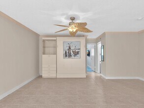 2000 Diana Dr, Unit 207 in Hallandale Beach, FL - Foto de edificio - Building Photo