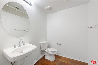 6020 S Seabluff Dr in Los Angeles, CA - Foto de edificio - Building Photo