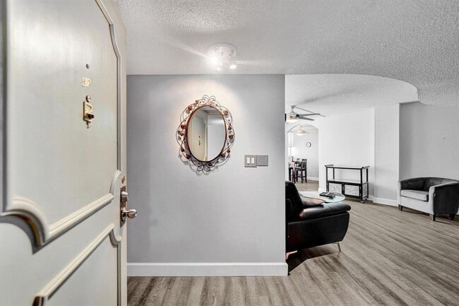 100 Golden Isles Dr in Hallandale Beach, FL - Foto de edificio - Building Photo