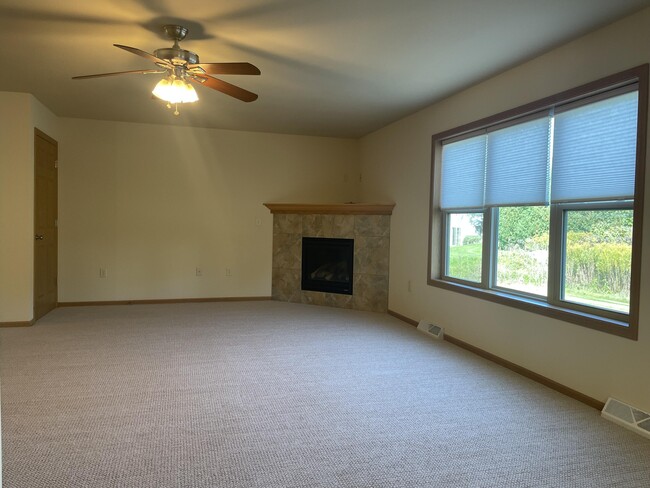 2635 Parkfield Dr in West Bend, WI - Building Photo - Building Photo