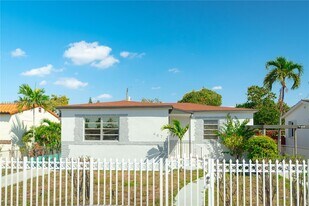 467 SE 3rd St in Hialeah, FL - Building Photo