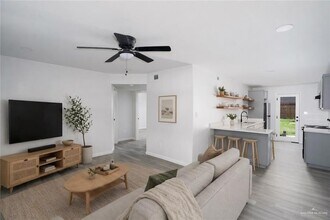 1107 Shasta Ave W, Unit 1 in McAllen, TX - Building Photo - Building Photo