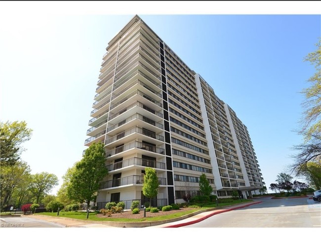 The Meridian Condos in Lakewood, OH - Building Photo - Building Photo