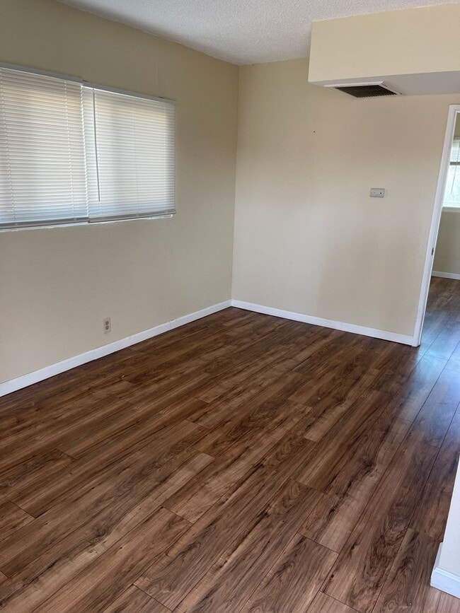 709 S Flower St in Inglewood, CA - Building Photo - Building Photo