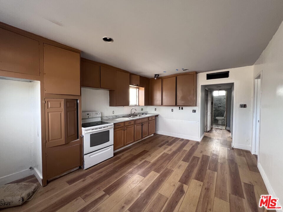 11916 Long Beach Blvd in Lynwood, CA - Building Photo