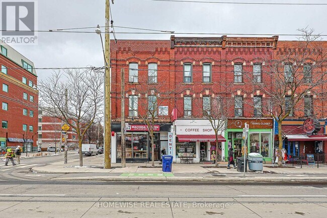 326 College St in Toronto, ON - Building Photo - Building Photo