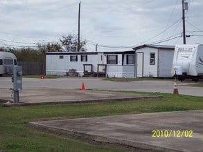 Creekside Apartments in Freeport, TX - Building Photo - Building Photo