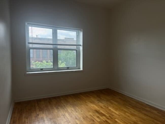 734 Massachusetts St in Lawrence, KS - Foto de edificio - Building Photo