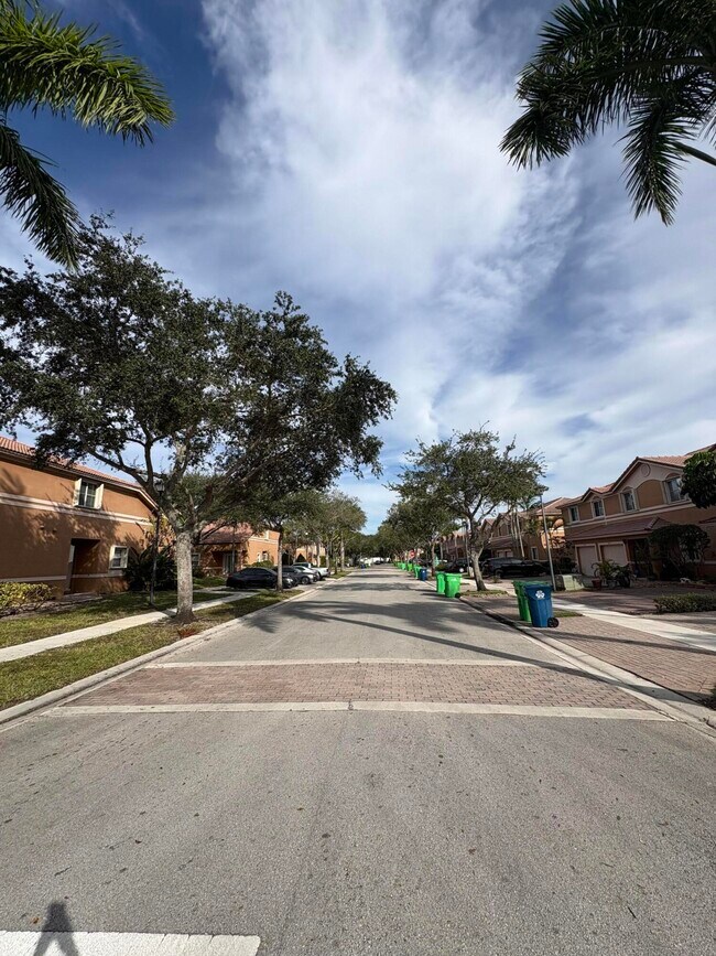 2000 NW 99th Way in Sunrise, FL - Building Photo - Building Photo