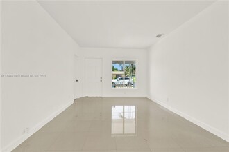 6450 SW 28th St in Miami, FL - Building Photo - Building Photo