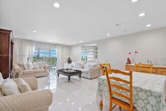 875 NE 195th St in North Miami Beach, FL - Building Photo - Building Photo