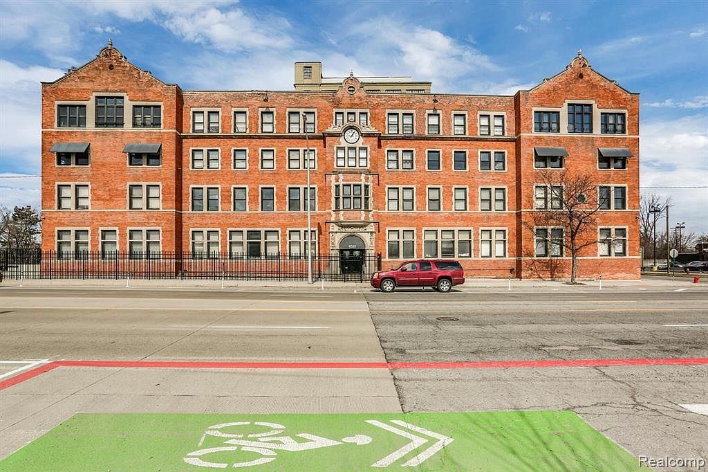 6533 E Jefferson Ave, Unit 331 in Detroit, MI - Building Photo
