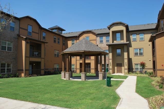 HomeTowne at Garland in Garland, TX - Foto de edificio